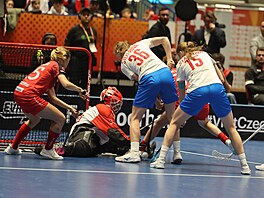 �eské florbalistky bojují o mí�ek p�ed �výcarskou brankou.