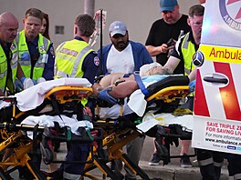 Z&#225;chran&#225;�i zasahuj&#237; na m&#237;st� st�elby na pl&#225;�i Bondi Beach v Sydney. (14....