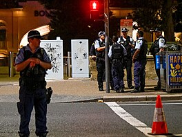 St�elba na plá�i Bondi Beach v Sydney, kde probíhala oslava �idovského svátku...