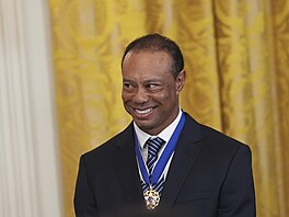 Tiger Woods v Bílém dom� v únoru 2025. Na krku má Prezidentskou medailí...