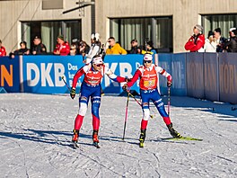 Lucie Charvátová p�edává v Hochfilzenu �tafetu Tereze Voborníkové.