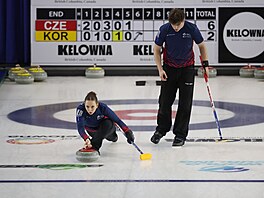 Julie Zelingrová a Vít Chabi�ovský v posledním zápase skupiny proti Koreji.