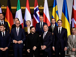 Ukrajinský prezident Volodymyr Zelenskyj, americký zmocn�nec Steve Witkoff a...