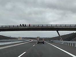 Dva roky a m�síc od slavnostního zahájení stavby úseku D35 vyjeli první �idi�i...
