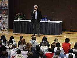 Zhruba dv� stovky student� p�i�ly na debatu s prezidentem Petrem Pavlem do...