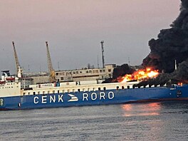 Turecká nákladní lo� ho�í v od�ském p�ístavu po zásahu ruskými raketami