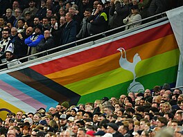 Vlajka podporující LGBT+ komunitu na stadionu Tottenham Hotspur.