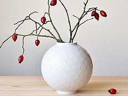 Porcelánová váza s puntíky na glazu�e 