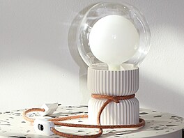 Minimalistická autorská lampa Ribbed se základnou z ekologické prysky�ice