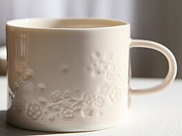Porcelánový hrnek 200 ml modelovaný z plát�, velmi tenký a lehký. Zdobí ho...