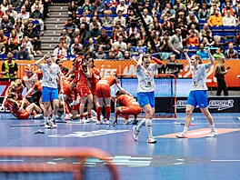 Zklamaná Vendula Beránková (vlevo) spolu s Denisou Ratajovou (uprost�ed) a...