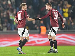 Jan Kuchta a Sivert Mannsverk po vyrovnávacím gólu na 2:2 v 85. minut� utkání...