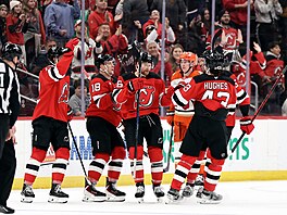 &#218;to�n&#237;k New Jersey Devils Connor Brown slav&#237; se spoluhr&#225;�i g&#243;l do pr&#225;zdn&#233;...