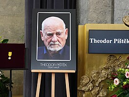 Poslední rozlou�ení s malí�em Theodorem Pi�t�kem ve velké ob�adní síni...