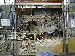 D�lník kontroluje �kody po zem�t�esení (9. prosince 2025)