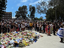 Lidé u improvizovaného památníku na míst� st�elby b�hem oslav �idovského svátku...