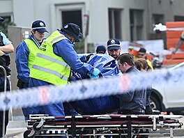 Forenzní experti za�ínají s vypro��ováním t�l po st�elb� b�hem oslav �idovského...