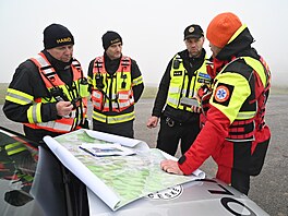 Desítky policist� a hasi�� se zapojily do pro�esávání okolí Halenkovic na...