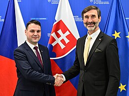 Nový �eský ministr zahrani�í Petr Macinka (vlevo) se se�el se svým slovenským...
