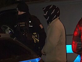 Policie p�ivezla mu�e podez�elého z únosu malého chlapce na místo �inu a...