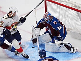 Úto�ník Eetu Luostarinen (Florida) kope puk na branká�e Mackenzieho Blackwooda...