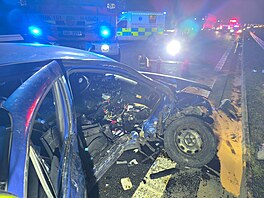 Nehoda dvou osobních aut na Hradecku uzav�ela na 87. kilometru dálnici D11 ve...