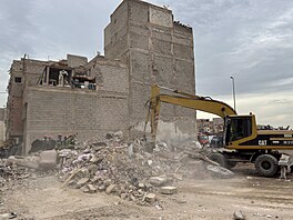 Záchraná�i hledají p�e�iv�í v troskách dvou z�ícených budov ve Fezu. (10....