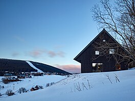 Nemovitost navazuje na roztrou�enou zástavbu lokálních chalup v okolí jak...