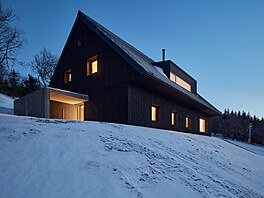 Objem domu tvo�í kvádr spodního patra dopln�ný sedlovou st�echou s horními...