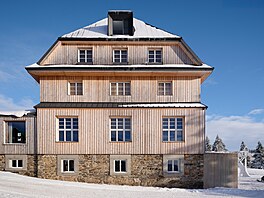 ...p�es kompletní vým�nu obvodového plá�t� v�etn� oken a dve�í...