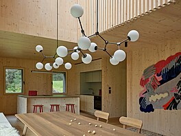 Ochoz nad obývacím prostorem a otev�ení p�ízemí do krovu výrazn� zvy�ují p�ísun...