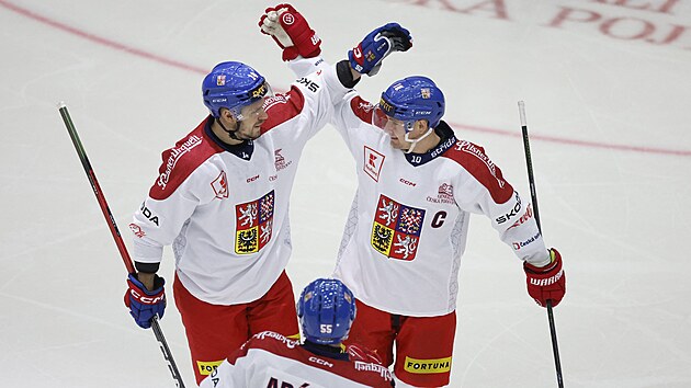 Ke gólu si gratulují Filip Chlapík a Roman �ervenka (vpravo), p�ijí�dí k nim...