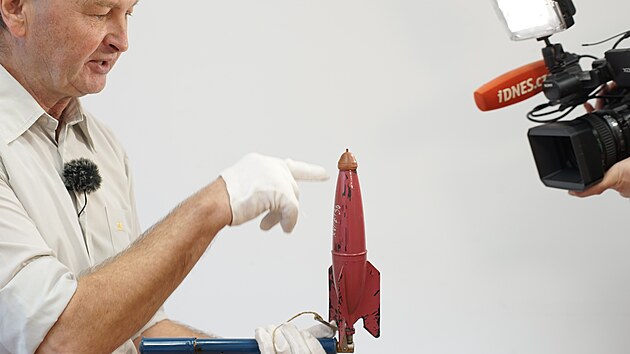 Kur�tor Jan S�kora vysv�tluje princip fungov�n� d�tsk� vodn� rakety ze sb�rky VH�.