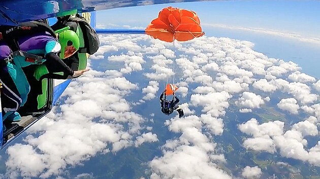 Para�utistovi se p�ed seskokem zachytil padák o ocas letadla. (10. prosince...
