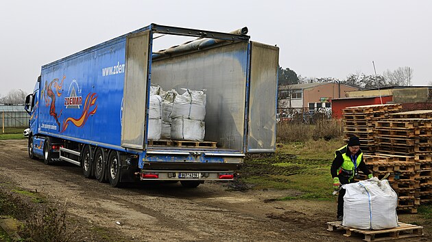 Firma za�ala odv�et ��st neleg�ln�ho odpadu z brn�nsk�ch Horn�ch Her�pic zp�t do N�mecka. (18. prosince 2025)