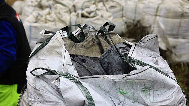 Firma za�ala odv�et ��st neleg�ln�ho odpadu z brn�nsk�ch Horn�ch Her�pic zp�t do N�mecka. (18. prosince 2025)