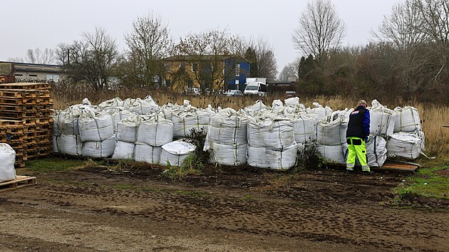 Firma za�ala odv�et ��st neleg�ln�ho odpadu z brn�nsk�ch Horn�ch Her�pic zp�t do N�mecka. (18. prosince 2025)