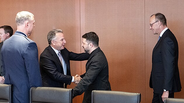 Ukrajinsk� prezident Volodymyr Zelenskyj (uprost�ed vpravo) si pod�v� ruku se zvl�tn�m vyslancem USA Stevem Witkoffem (uprost�ed vlevo) vedle n�meck�ho kancl��e Friedricha Merze (vpravo) na za��tku jejich setk�n� v n�meck�m kancl��stv� v Berl�n�. Z�stupci USA jednaj� s ukrajinsk�mi a evropsk�mi p�edstaviteli o mo�n�m p��m���. (14. prosince 2025)