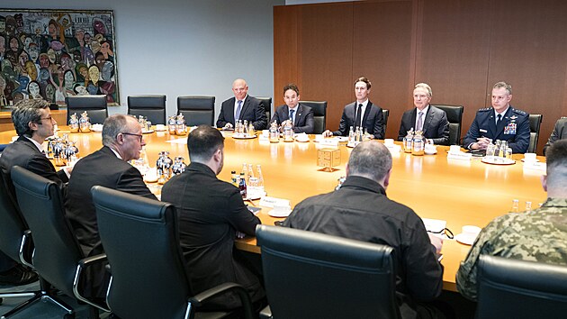 Z�stupci USA jednaj� s ukrajinsk�mi a evropsk�mi p�edstaviteli o mo�n�m p��m��� v ��ad� n�meck�ho kancl��e v Berl�n�. Na sn�mku jsou v p�edn� �ad� zleva doprava Guenter Sautter, poradce n�meck�ho kancl��e Friedricha Merze pro zahrani�n� a bezpe�nostn� politiku, kancl�� Merz, ukrajinsk� prezident Volodymyr Zelenskyj a b�val� ministr obrany Rustem Umerov. Naproti nim sed� americk� delegace tvo�ena zet�m americk�ho prezidenta Jaredem Kushnerem (t�et� zleva) a zvl�tn�m vyslancem USA Stevem Witkoffem (druh� zprava) a dal��mi. (14. prosince 2025)