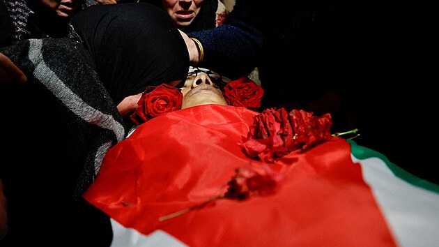 Smute�n� host� nesou t�lo 16let�ho Palestince Ammara Sabbaha, kter� byl zabit izraelsk�mi voj�ky p�i razii na Z�padn�m b�ehu, b�hem jeho poh�bu v Tuk� pobl� Betl�ma. (16. prosince 2025)