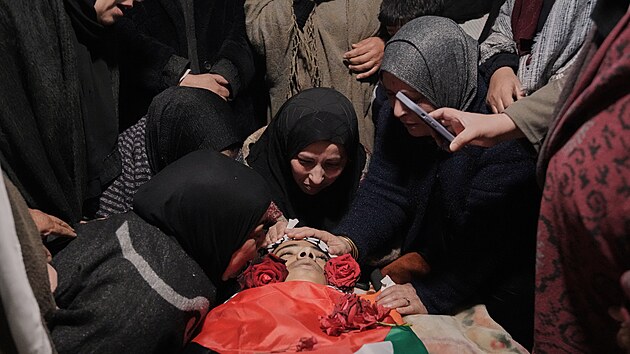 Smute�n� host� nesou t�lo 16let�ho Palestince Ammara Sabbaha, kter� byl zabit izraelsk�mi voj�ky p�i razii na Z�padn�m b�ehu, b�hem jeho poh�bu v Tuk� pobl� Betl�ma. (16. prosince 2025)
