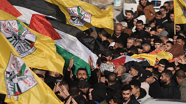 Smute�n� host� nesou t�lo 16let�ho Palestince Ammara Sabbaha, kter� byl zabit izraelsk�mi voj�ky p�i razii na Z�padn�m b�ehu, b�hem jeho poh�bu v Tuk� pobl� Betl�ma. (16. prosince 2025)