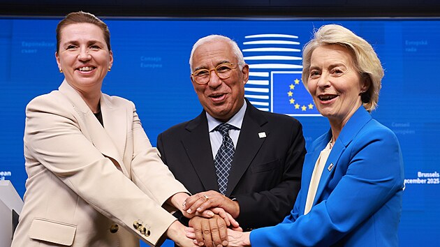 D�nsk� premi�rka Mette Frederiksenov�, jej� zem� p�edsed� Rad� EU, p�edseda Evropsk� rady Ant�nio Costa a ��fka Evropsk� komise Ursula von der Leyenov� slav� dosa�en� dohody na summitu v Bruselu. (18. prosince 2025)