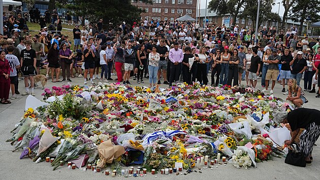 Lid� uct�vaj� ob�ti st�elby na Bondi Beach v Sydney. (15. prosince 2025)