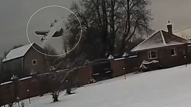 Nehodu rusk�ho vojensk�ho transportn�ho letounu An-22 v Ivanovsk� oblasti zachytily kamery.