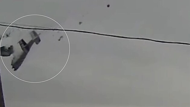 Nehodu rusk�ho vojensk�ho transportn�ho letounu An-22 v Ivanovsk� oblasti zachytily kamery.