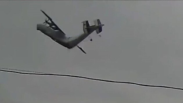 Nehodu rusk�ho vojensk�ho transportn�ho letounu An-22 v Ivanovsk� oblasti zachytily kamery.