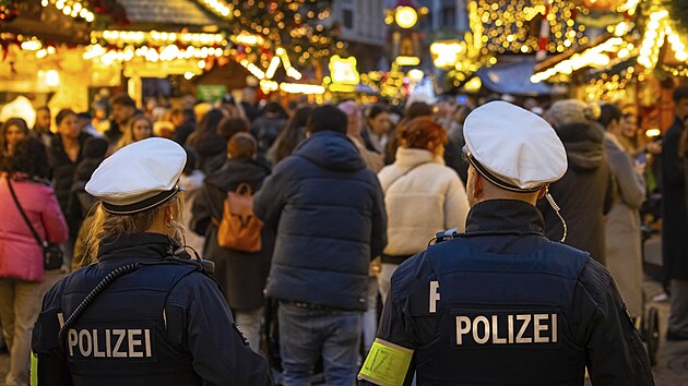 Koledy na vánočních trzích vystřídala extremistická hudba, město je v šoku