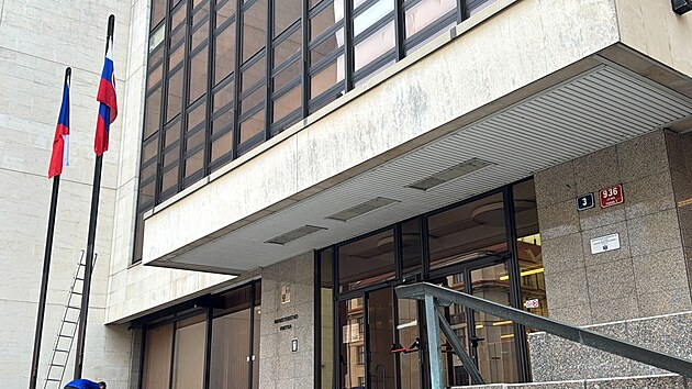 Ministr vnitra Lubom�r Metnar nechal kr�tce po sv�m n�stupu sundat z budovy resortu v Praze na Letn� ukrajinskou vlajku. Vyv�ena tu bude �esk� vlajka a vlajka st�tu, jeho� v�znamn� n�v�t�va je v �esku. (17. prosince 2025)