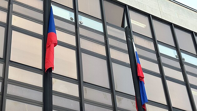 Ministr vnitra Lubom�r Metnar nechal kr�tce po sv�m n�stupu sundat z budovy resortu v Praze na Letn� ukrajinskou vlajku. Vyv�ena tu bude �esk� vlajka a vlajka st�tu, jeho� v�znamn� n�v�t�va je v �esku. (17. prosince 2025)